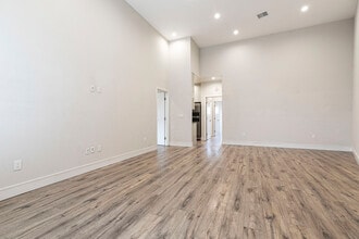 9168 Morehart Ave in Pacoima, CA - Foto de edificio - Building Photo