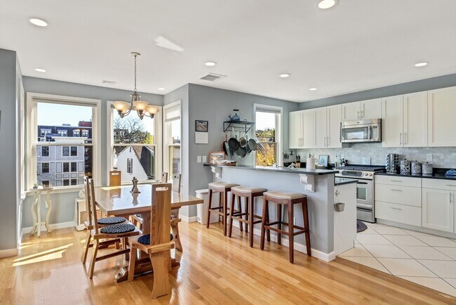 28 Monument St, Unit 3 in Boston, MA - Foto de edificio - Building Photo