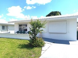 7004 NW 67th Ave in Tamarac, FL - Building Photo