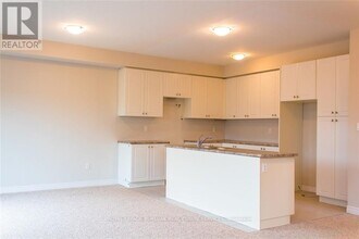 25 Pinot Cres in Hamilton, ON - Building Photo - Building Photo