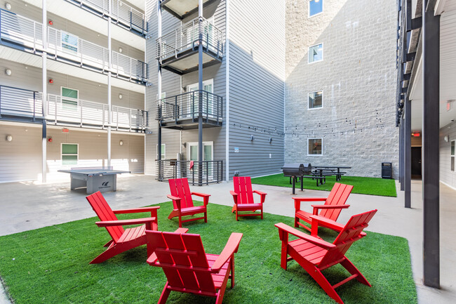 901 Western | Student Housing in Urbana, IL - Building Photo - Building Photo