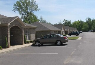 Pinebrook Apartments in Florence, AL - Foto de edificio - Building Photo