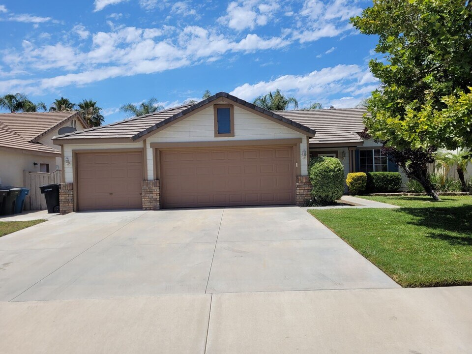 18935 Applewood Way in Lake Elsinore, CA - Building Photo