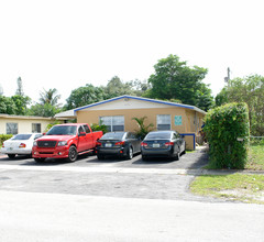 12119 NE 11th Ct in Miami, FL - Foto de edificio - Building Photo