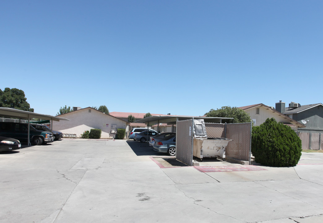 Silverado and Brown Apartments in Hanford, CA - Building Photo