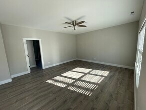10 Laurel Loop, Unit 200 in Asheville, NC - Foto de edificio - Building Photo