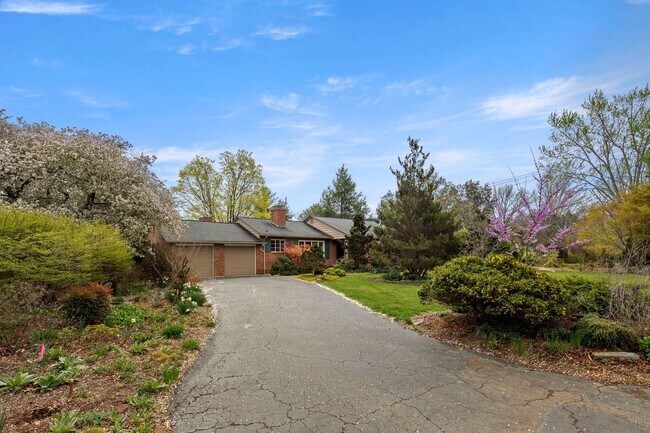 322 Midland Dr in Asheville, NC - Building Photo - Building Photo