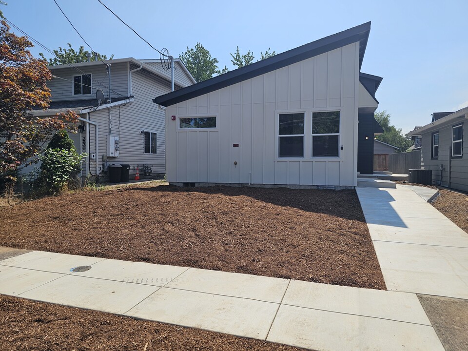 275 Ipswich St in Gladstone, OR - Building Photo