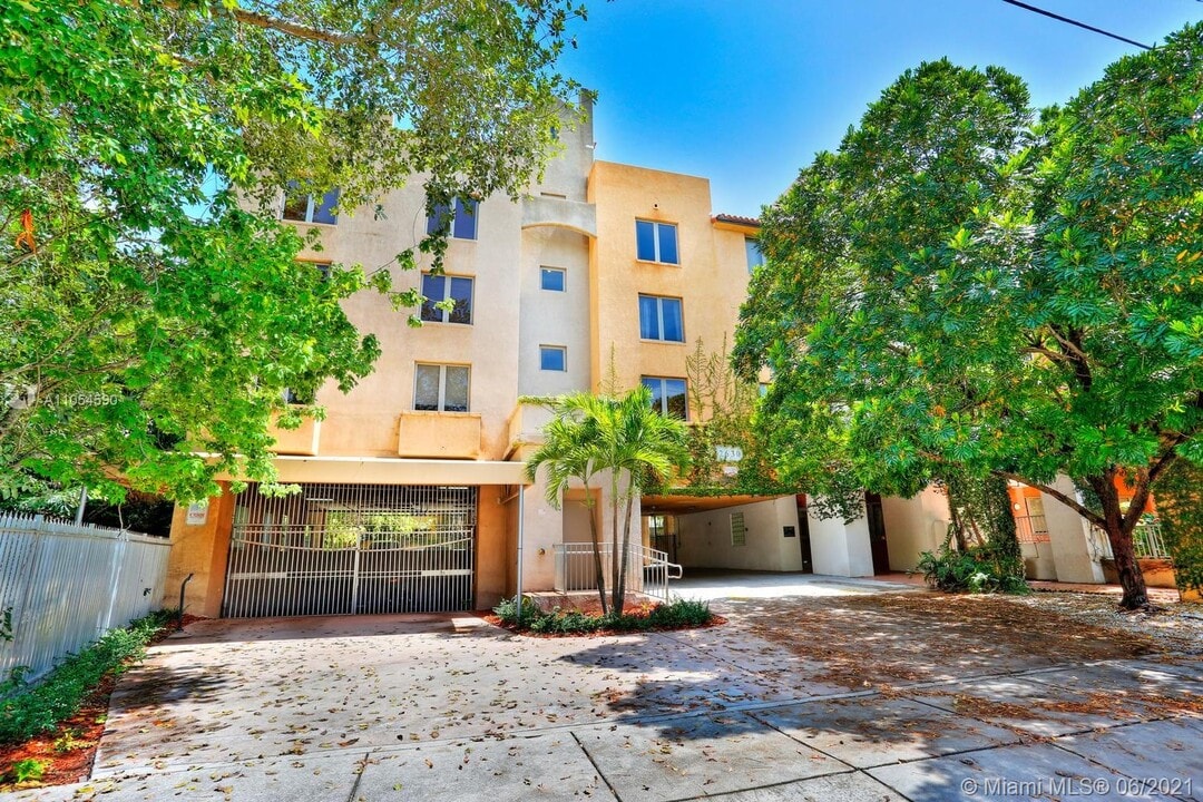 2630 SW 28th St in Miami, FL - Building Photo