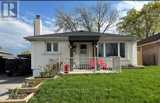 9 Holbeach Rd in Toronto, ON - Building Photo