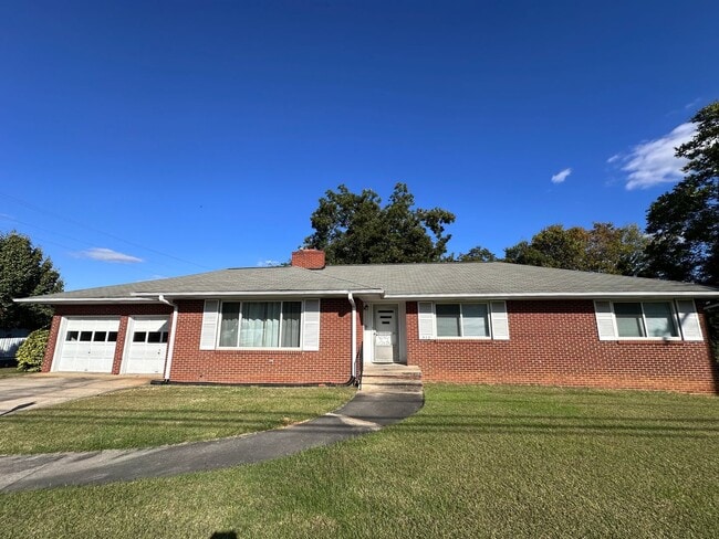 912 S Main St in Graham, NC - Building Photo - Building Photo