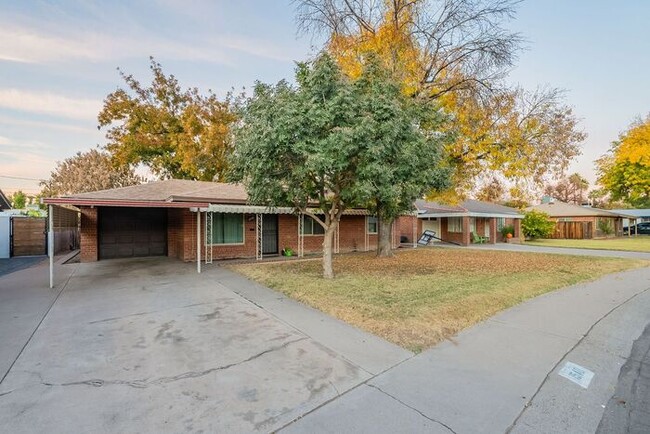 1540 W Berridge Ln in Phoenix, AZ - Foto de edificio - Building Photo