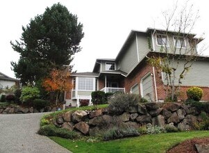 7916 119th Ct SE in Newcastle, WA - Building Photo - Building Photo
