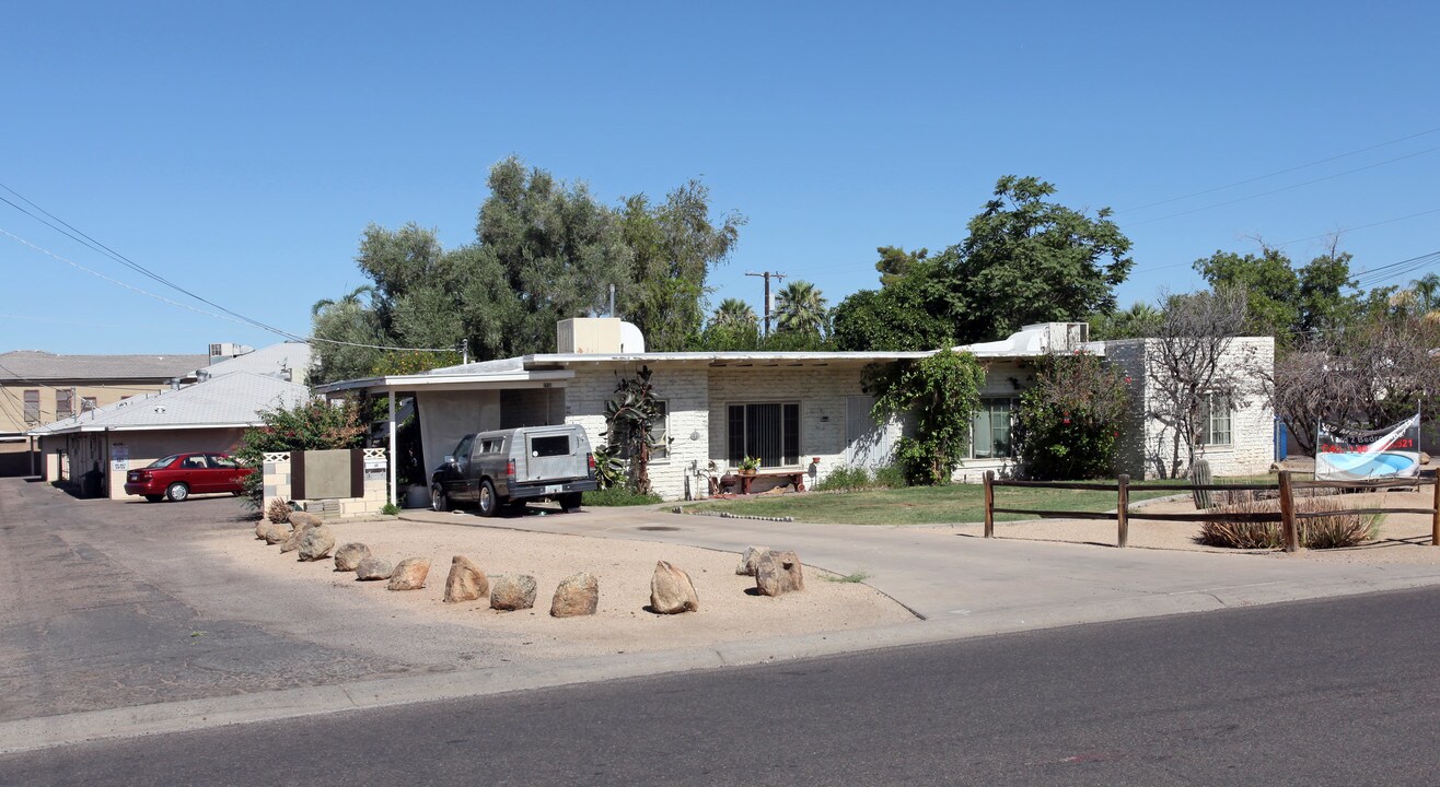 Alexsi Apartments in Phoenix, AZ - Building Photo