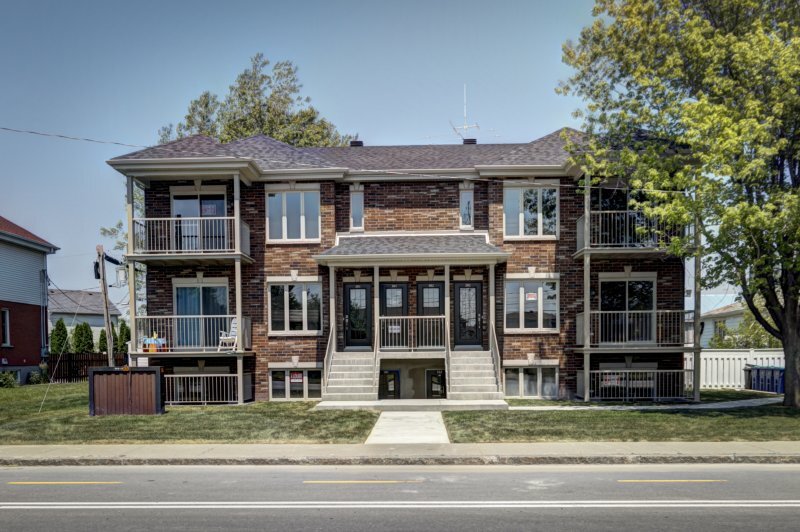 187 Sainte-Catherine St in St-Constant, QC - Building Photo