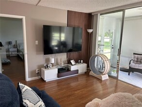 8310 Sands Point Blvd in Tamarac, FL - Building Photo - Building Photo