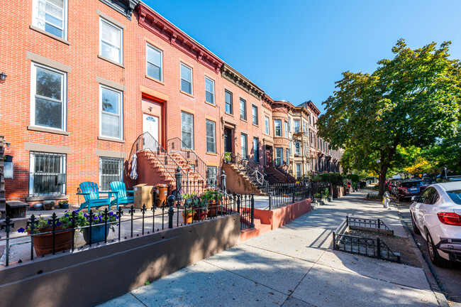 363 Madison St in Brooklyn, NY - Foto de edificio - Building Photo