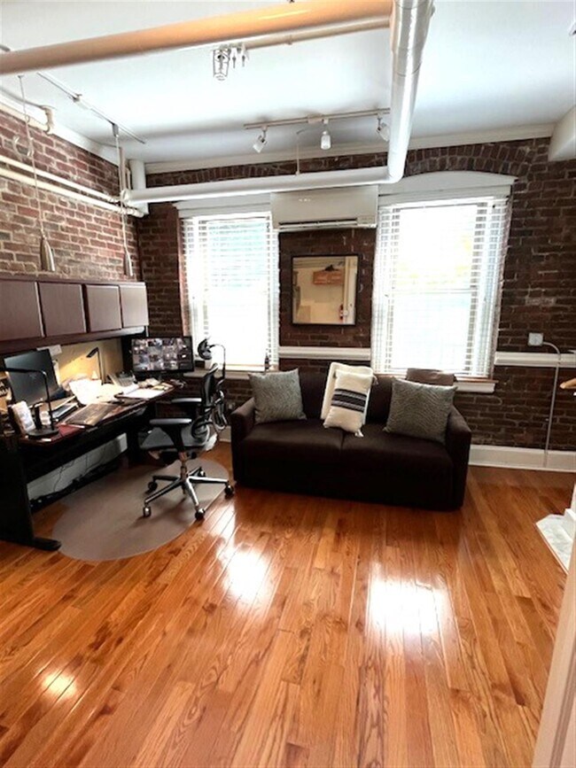 906 Massachusetts Ave, Unit 3 in Cambridge, MA - Building Photo - Building Photo