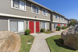 Terre at E Bradley in El Cajon, CA - Foto de edificio - Building Photo