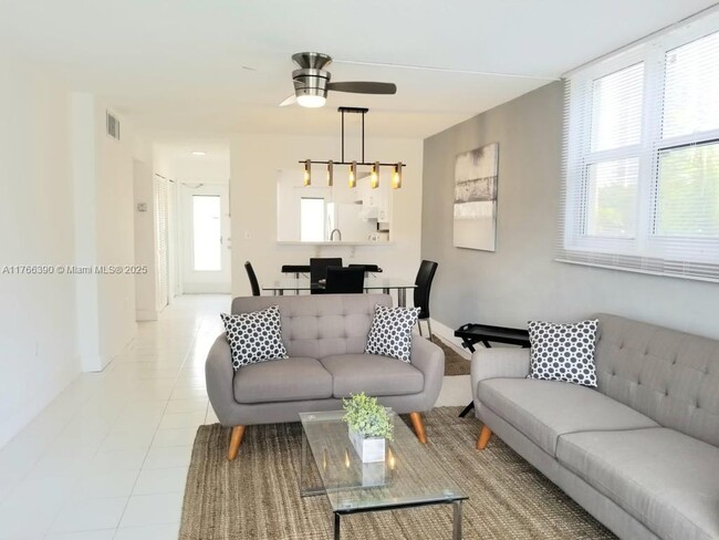 1889 S Ocean Dr in Hallandale Beach, FL - Building Photo - Building Photo