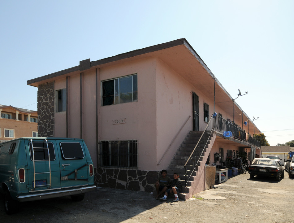 9018 S Compton Ave in Los Angeles, CA - Building Photo