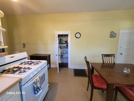 700 W 13th St in The Dalles, OR - Building Photo