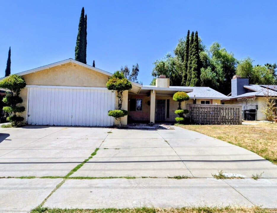 8834 Palmetto Ave in Fontana, CA - Building Photo
