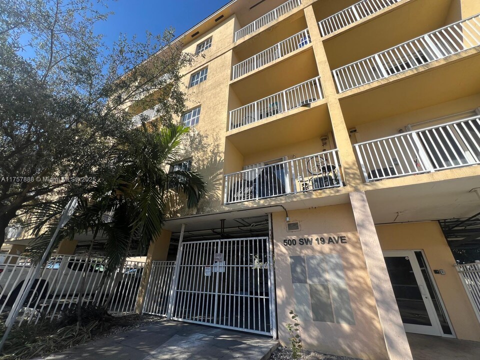 500 SW 19th Ave in Miami, FL - Foto de edificio