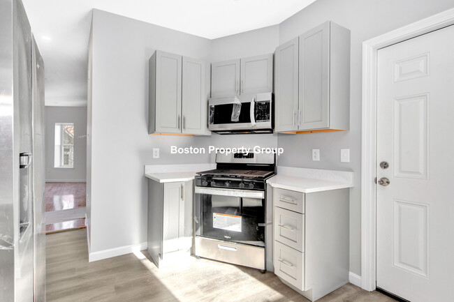 29 Lambert St, Unit 4 in Boston, MA - Foto de edificio - Building Photo