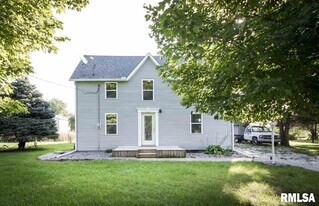 114 Detweiler Ave in Congerville, IL - Building Photo