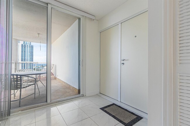 121 Golden Isles Dr in Hallandale Beach, FL - Building Photo - Building Photo