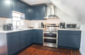1 Harmony St, Unit D in Stonington, CT - Building Photo - Building Photo