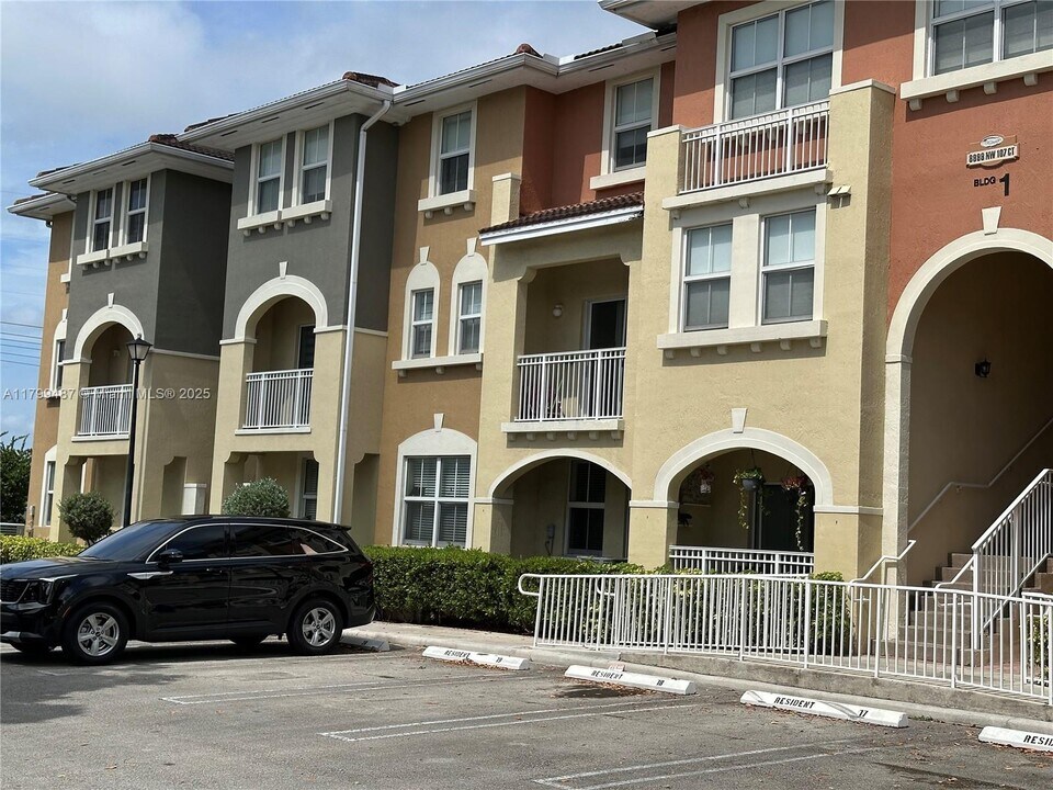 8999 NW 107th Ct in Doral, FL - Building Photo