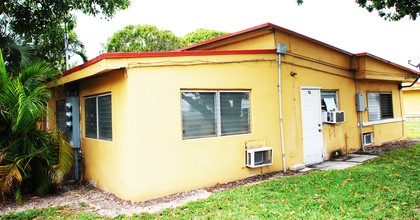 5411 Ravenswood Rd in Dania Beach, FL - Building Photo - Building Photo