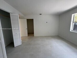 911 Sharar Ave in Opa Locka, FL - Building Photo - Building Photo