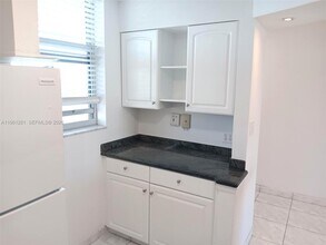 3703 NE 166th St in Miami, FL - Foto de edificio - Building Photo