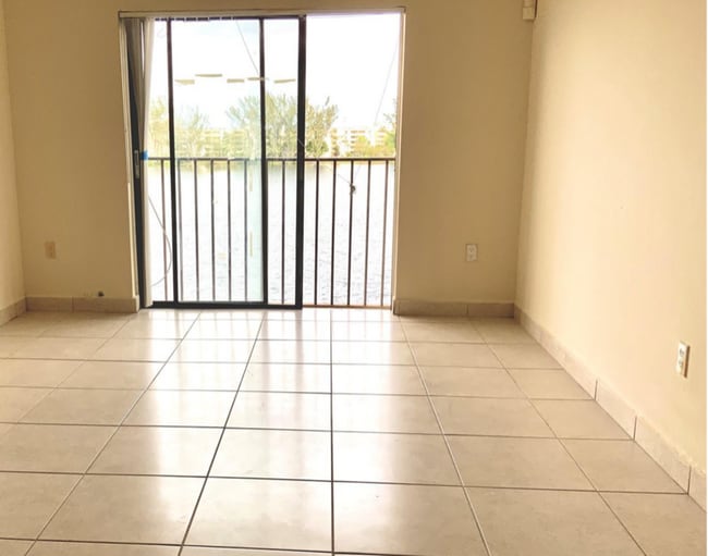 9915 W Okeechobee Rd in Hialeah Gardens, FL - Building Photo - Building Photo