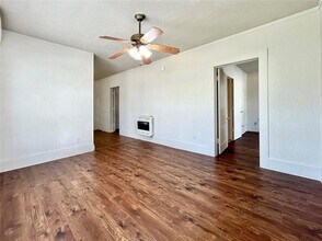 521 W Collins St in Denton, TX - Building Photo - Building Photo