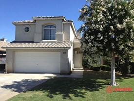 8310 Persimmon Dr in Bakersfield, CA - Building Photo