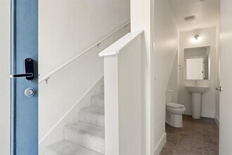 604 N Bluff Dr in Austin, TX - Building Photo - Building Photo