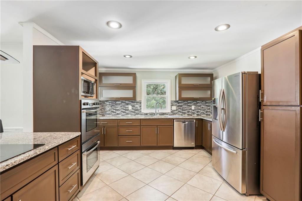 4935 Cambridge Dr in Dunwoody, GA - Building Photo
