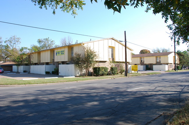 715 N Center St in Arlington, TX - Building Photo - Building Photo