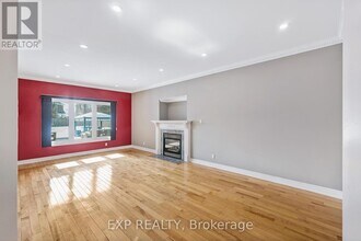 598 Lyman Blvd in Newmarket, ON - Building Photo - Building Photo