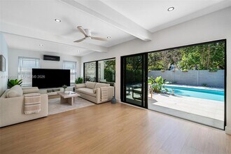 696 NE 67th St in Miami, FL - Building Photo - Building Photo