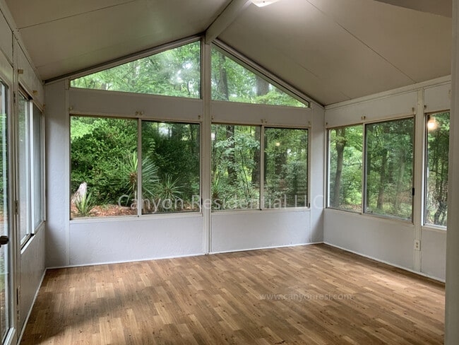 5825 Vernier Dr SW in College Park, GA - Building Photo - Building Photo