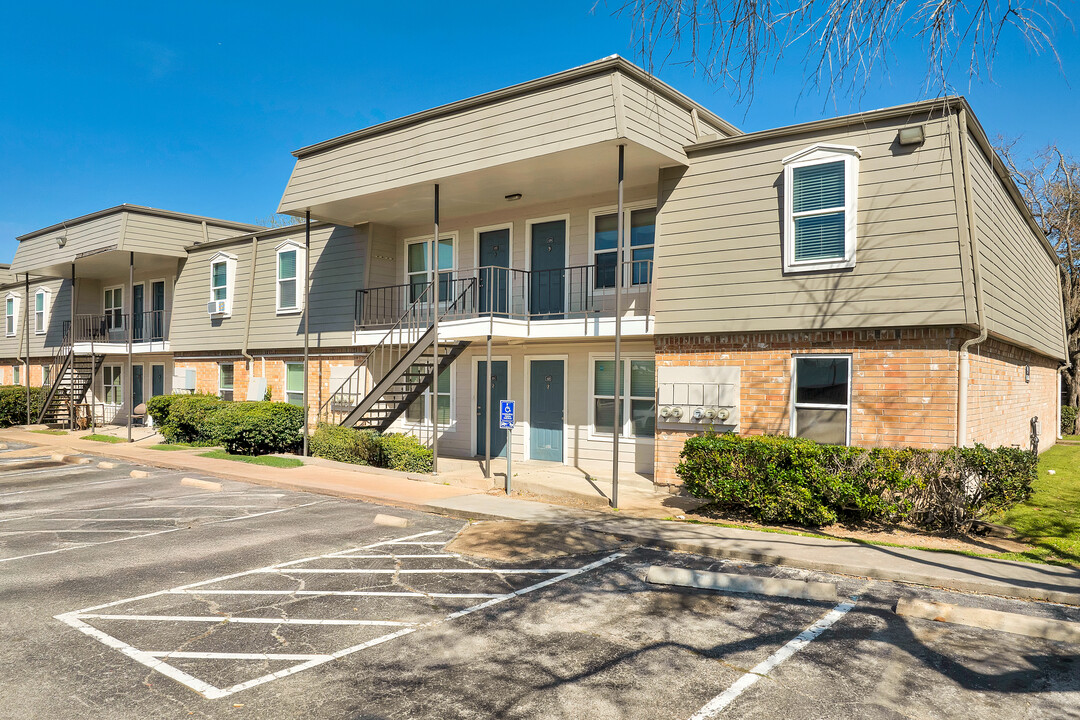 Cambridge Village Apartments in Houston, TX - Foto de edificio