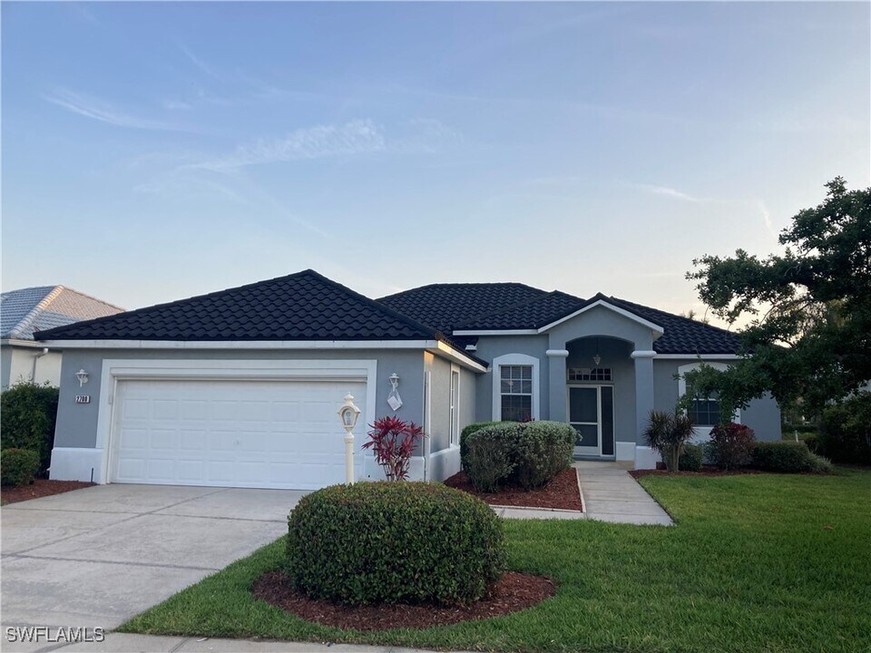2700 Via Presidio in North Fort Myers, FL - Foto de edificio