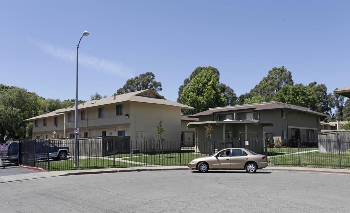 Parkside Villa Apartments in Fairfield, CA - Building Photo