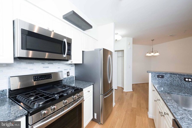 2204 Westcourt Ln-Unit -108 in Herndon, VA - Foto de edificio - Building Photo