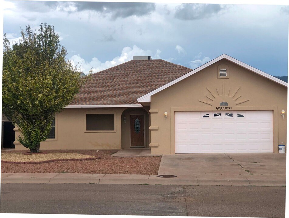 3306 Robert H Bradley Dr in Alamogordo, NM - Foto de edificio